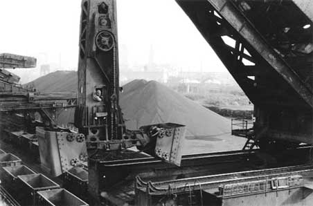 Cleveland's Hulett ore unloaders remove their last cargo view 2